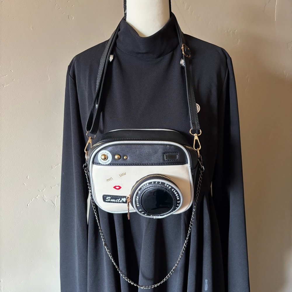 CAMERA SHAPED BAG includes 3 straps; two Crossbody and one to make it a satchel - Picture 6 of 11
